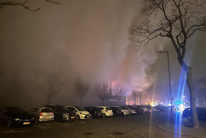Enorme rookontwikkeling bij uitslaande brand