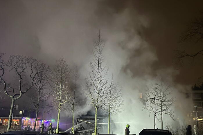 Enorme rookontwikkeling bij uitslaande brand