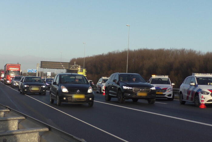 Rijstrook afgesloten na kop-staart botsing