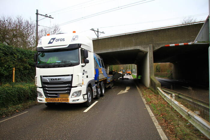 Vrachtwagenchauffeur rijdt met lading tegen spoorviaduct
