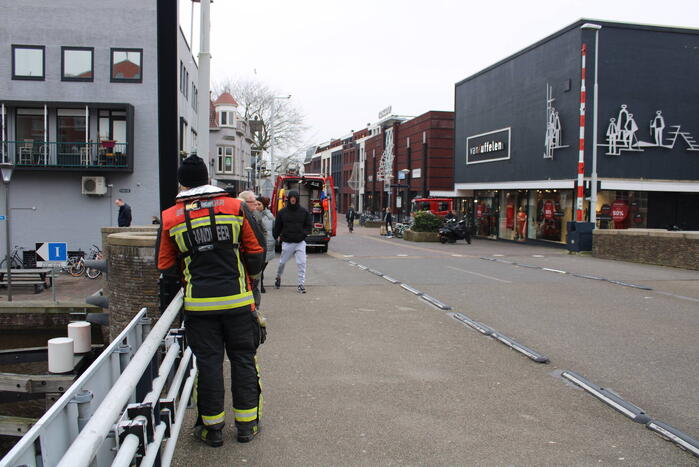Duikers vinden verloren telefoon terug in water