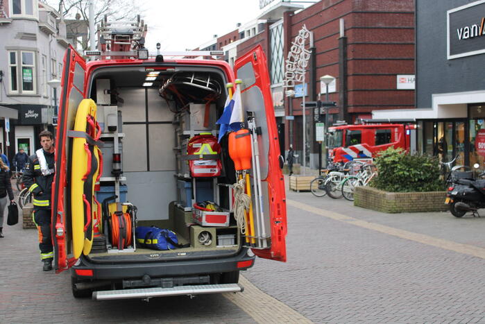 Duikers vinden verloren telefoon terug in water