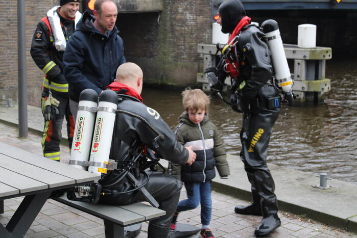 Duikers vinden verloren telefoon terug in water