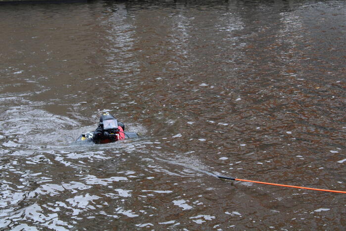 Duikers vinden verloren telefoon terug in water