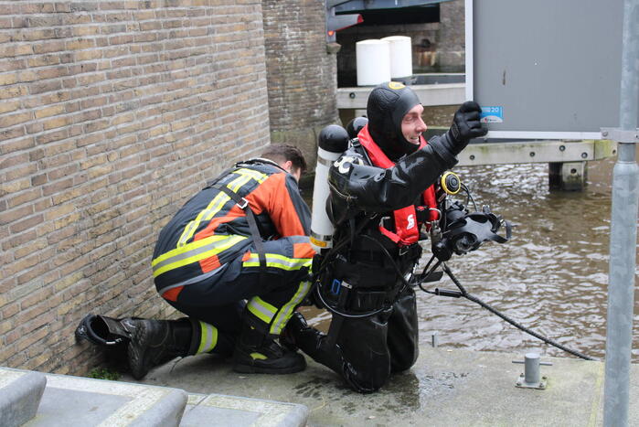 Duikers vinden verloren telefoon terug in water