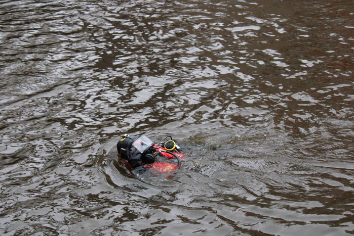 Duikers vinden verloren telefoon terug in water