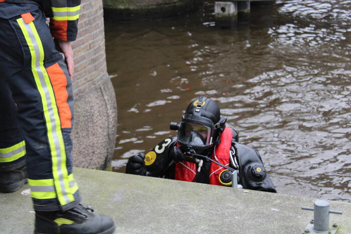 Duikers vinden verloren telefoon terug in water
