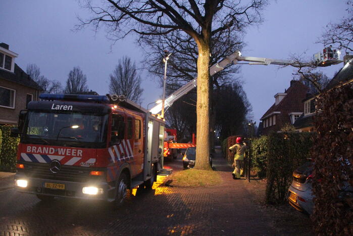 Brandweer veegt schoorsteen van woning