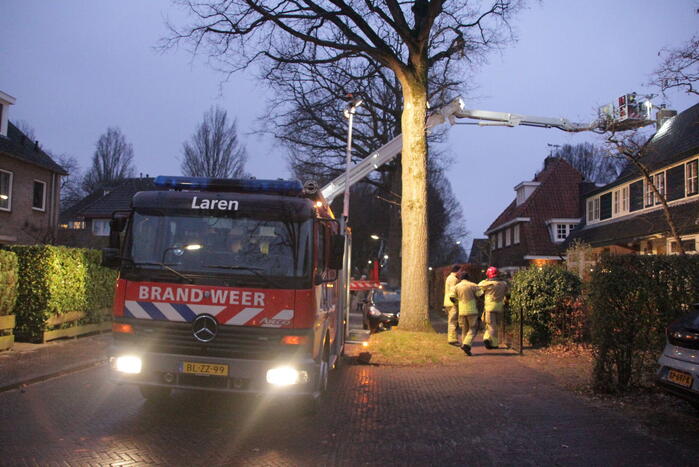 Brandweer veegt schoorsteen van woning