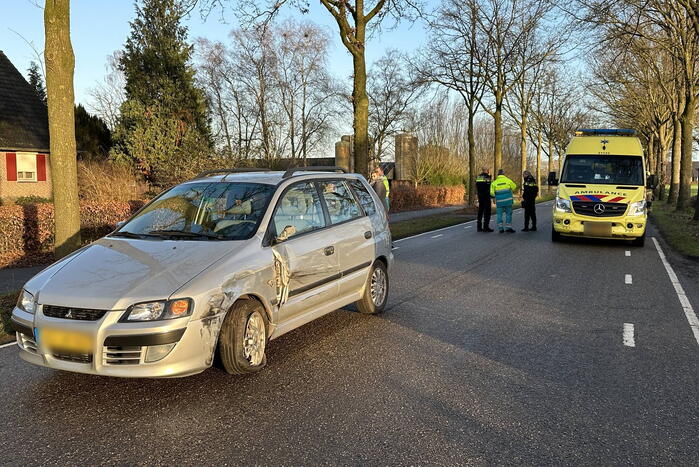 Twee auto's schampen elkaar