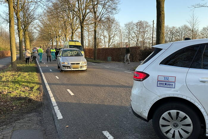 Twee auto's schampen elkaar