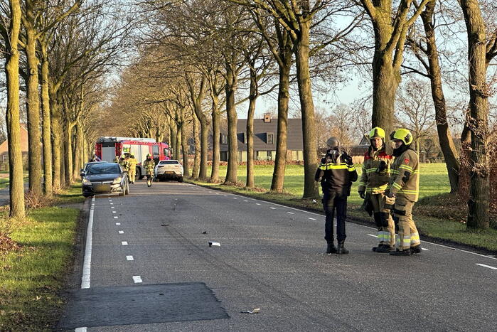 Twee auto's schampen elkaar