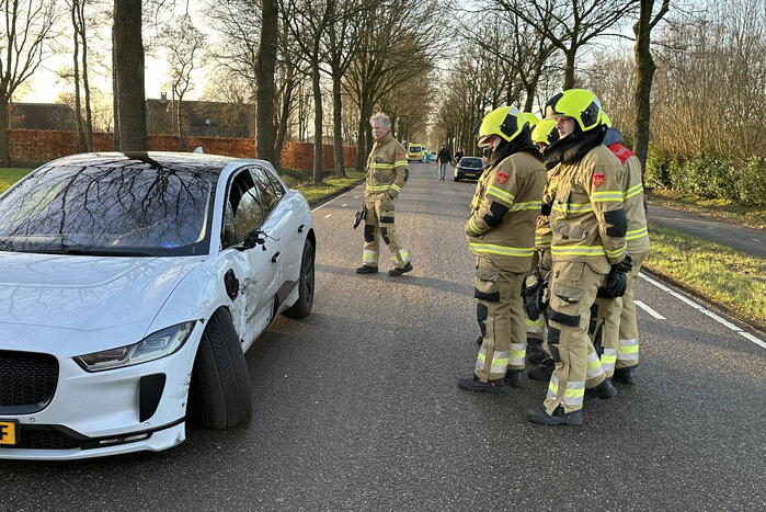 Twee auto's schampen elkaar