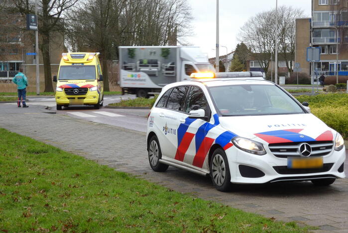 Scooterrijder gewond naar het ziekenhuis na aanrijding