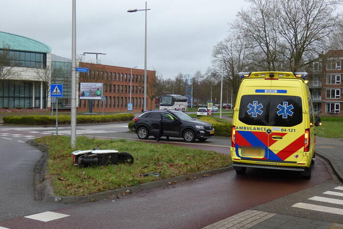 Scooterrijder gewond naar het ziekenhuis na aanrijding
