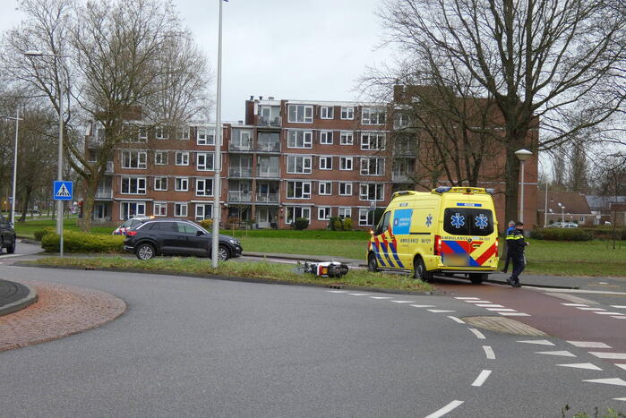 Scooterrijder gewond naar het ziekenhuis na aanrijding