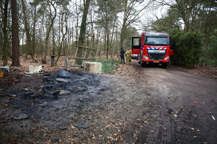 Brandweer blust brand in bosgebied