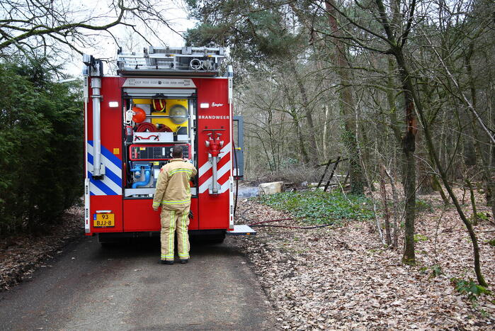Brandweer blust brand in bosgebied