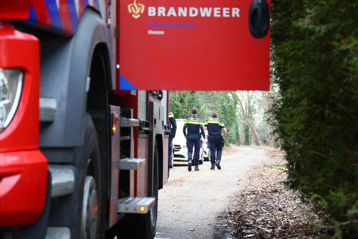 Brandweer blust brand in bosgebied