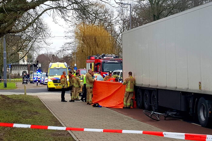 Fietser overleden bij ongeval met vrachtwagen