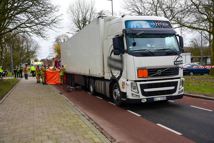 Fietser overleden bij ongeval met vrachtwagen