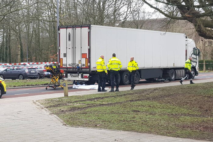 Fietser overleden bij ongeval met vrachtwagen