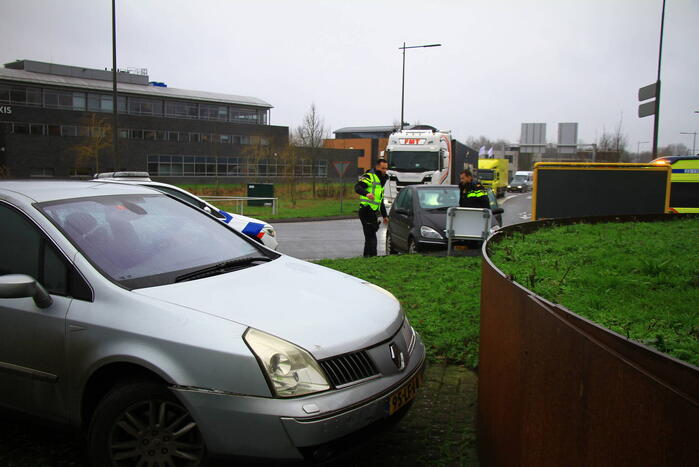 Twee auto's botsen op turborotonde