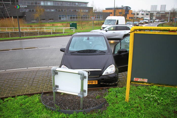 Twee auto's botsen op turborotonde