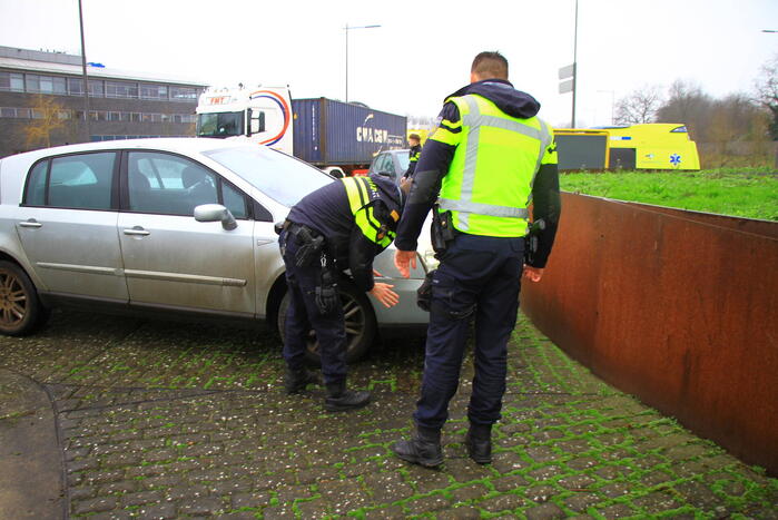 Twee auto's botsen op turborotonde