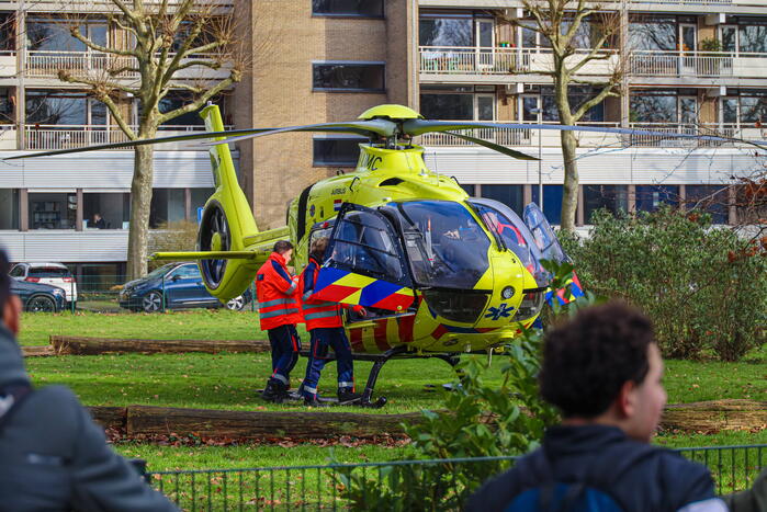 Traumahelikopter landt bij Koningin Emmaschool