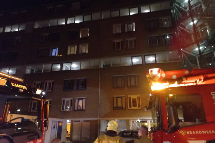 Brandweer verricht onderzoek naar mogelijke brand in flat