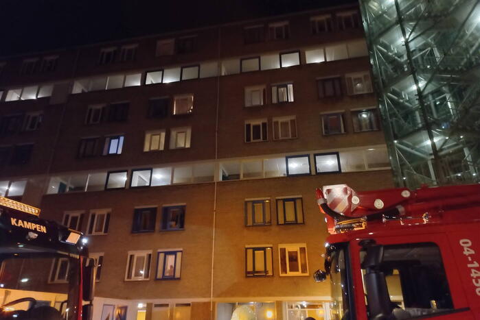 Brandweer verricht onderzoek naar mogelijke brand in flat