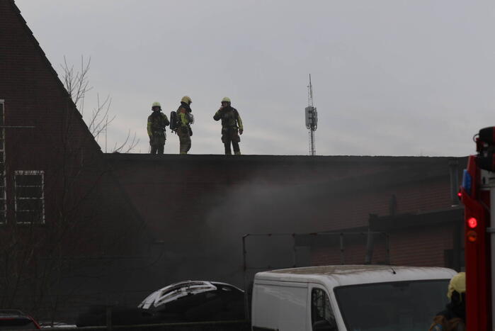 Auto vliegt in spuitcabine in brand