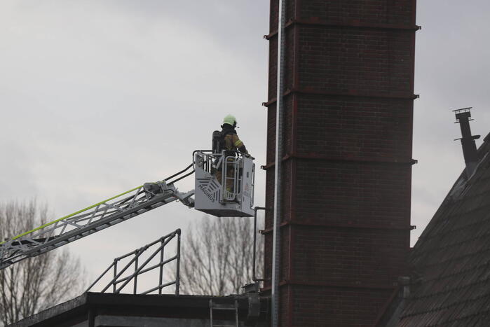 Auto vliegt in spuitcabine in brand