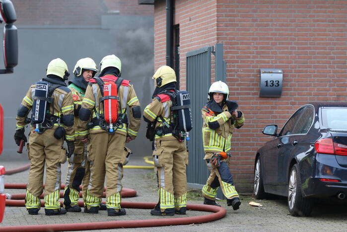 Auto vliegt in spuitcabine in brand