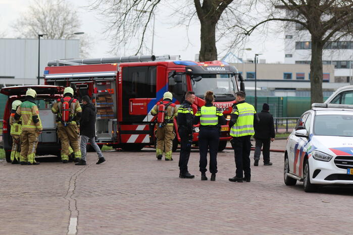 Auto vliegt in spuitcabine in brand