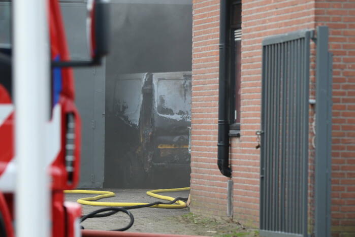 Auto vliegt in spuitcabine in brand