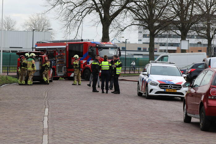Auto vliegt in spuitcabine in brand
