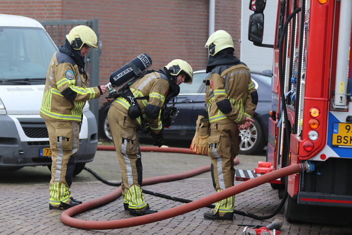 Auto vliegt in spuitcabine in brand