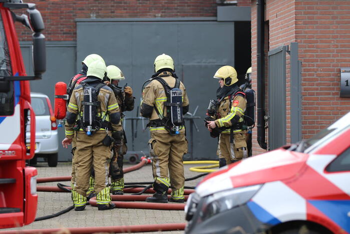 Auto vliegt in spuitcabine in brand