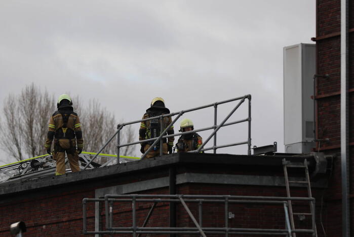 Auto vliegt in spuitcabine in brand