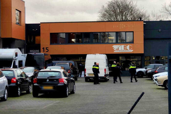 Politie en recherche doen inval in bedrijfspand