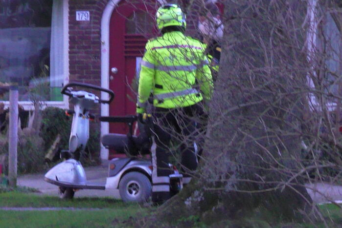 Persoon met scootmobiel te water