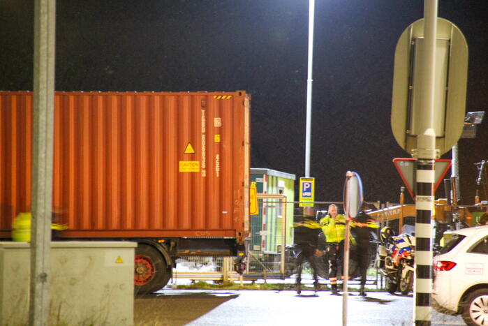 Politie en douane doorzoeken vrachtwagen met zeecontainer