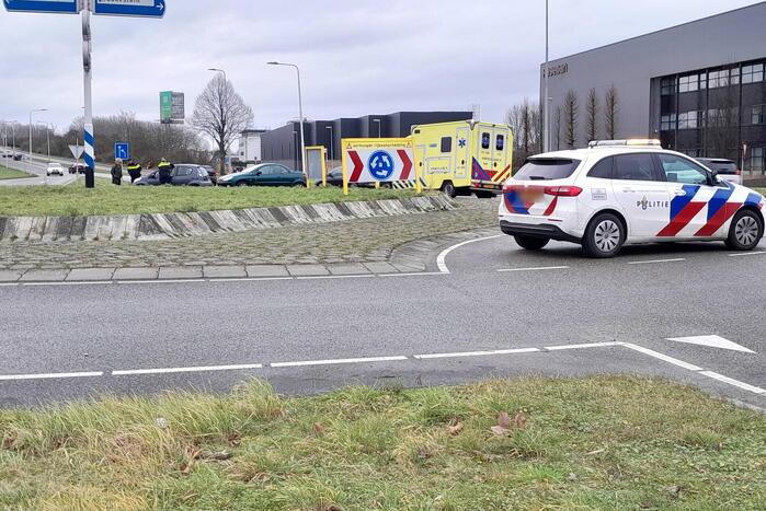 Twee personenwagens botsen op rotonde