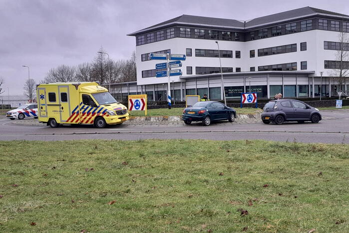 Twee personenwagens botsen op rotonde