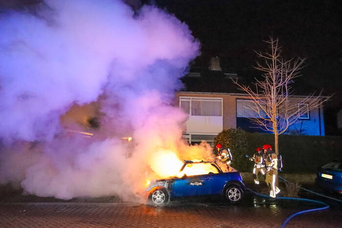 Personenwagen verwoest door brand