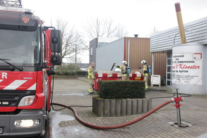 Brand in container met bouwafval snel onder controle