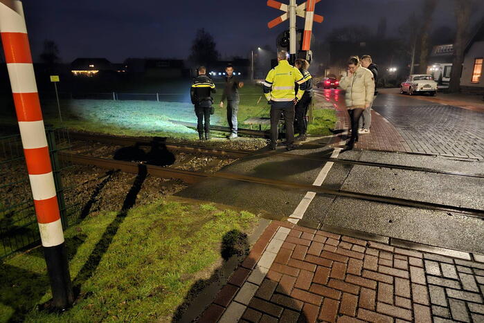 Daders diefstal van rails komen vast te zitten op spoor, trein ramt aanhanger