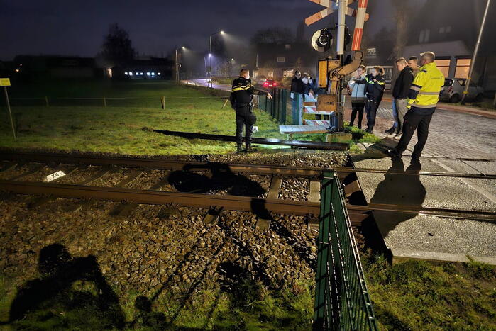 Daders diefstal van rails komen vast te zitten op spoor, trein ramt aanhanger